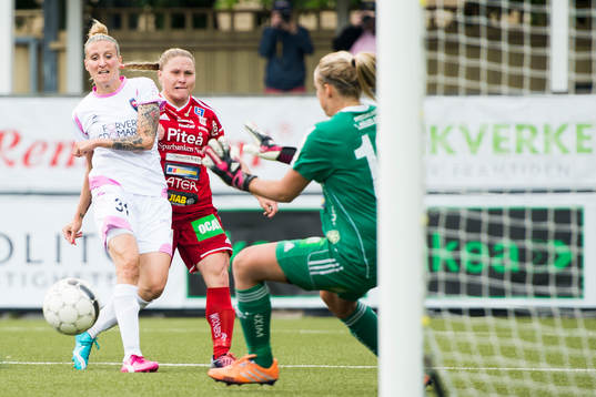 Rosengårds Anja Mittag gör mål bakom Piteås målvakt