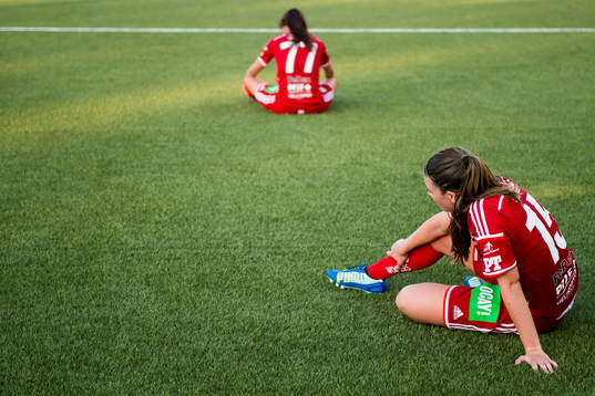 Piteås Pauline Hammarlund och Jennifer Egelryd deppar