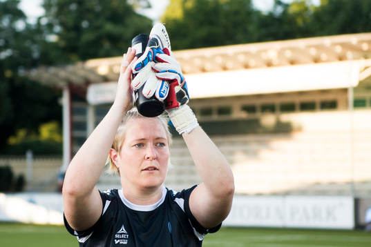 Rosengårds målvakt Thora Helgadottir tackar publiken