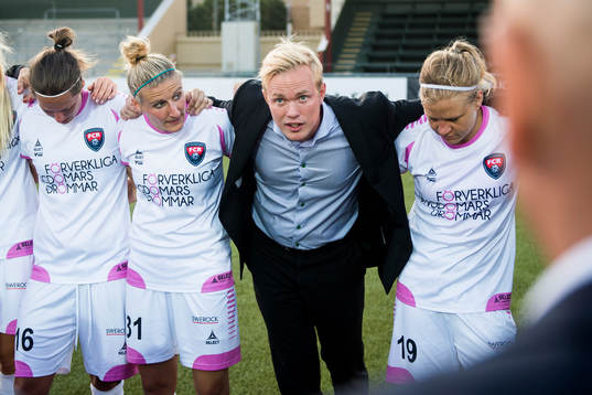 Rosengårds tränare Jonas Eidevall pratar med laget