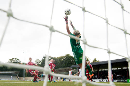 Rosengårds Elin Rubensson nickar in 4-1 bakom Piteås