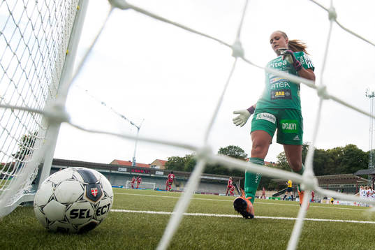 Piteås målvakt Hilda Carlén plockar ut bollen