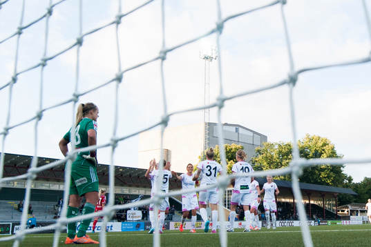 Piteås målvakt Hilda Carlén (tv) deppar och ser på när