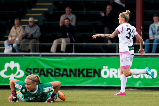 Rosengårds Anja Mittag jublar och Piteås målvakt Hilda
