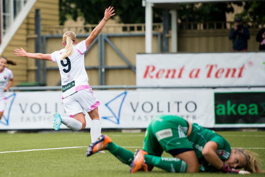 Rosengårds Elin Rubensson nickar in 4-1 bakom Piteås