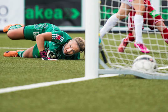 Piteås målvakt Hilda Carlén ser en boll gå i mål