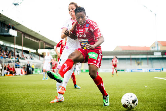 Piteås Faith Ikidi täcker ut bollen för Rosengårds Sara