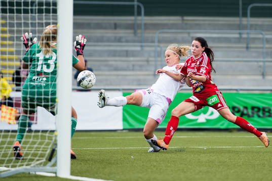 Rosengårds Katrin Schmidt utmanar Piteås Elin Johansson