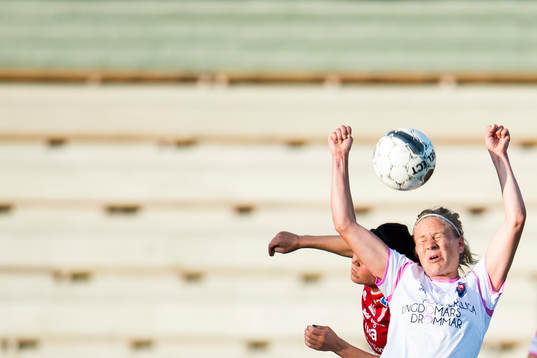 Rosengårds Katrin Schmidt nickar bollen