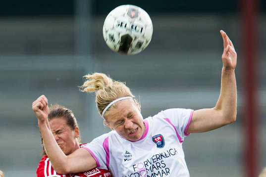 Rosengårds Katrin Schmidt nickar undan bollen framför