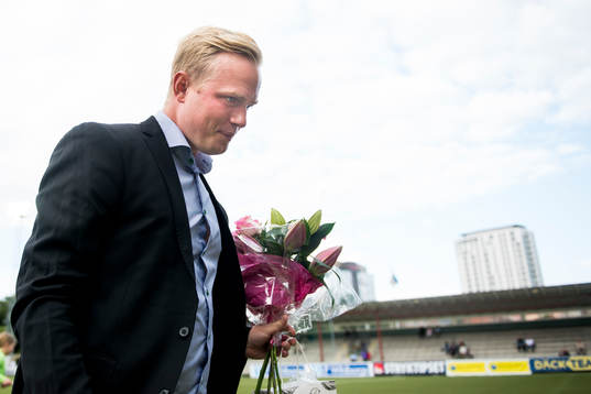 Rosengårds tränare Jonas Eidevall tackas av
