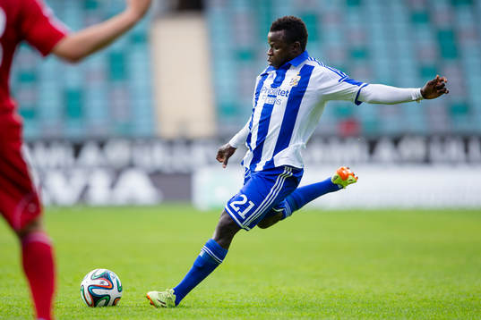 IFK Göteborgs Malick Mané skjuter en frispark