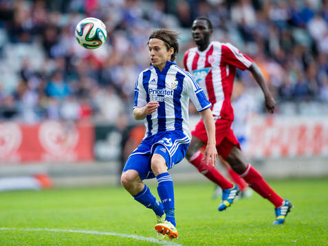 IFK Göteborgs Lasse Vibe försöker hinna ifatt bollen