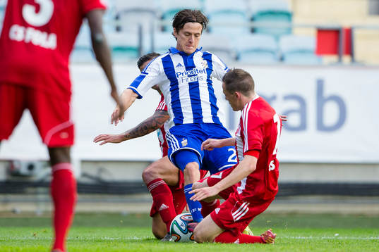 IFK Göteborgs Lasse Vibe blir glidtacklad av CS Fola Eschs