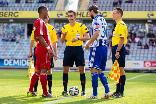 Domare Nikola Dabanovic singlar slant innan fotbollsmatchen