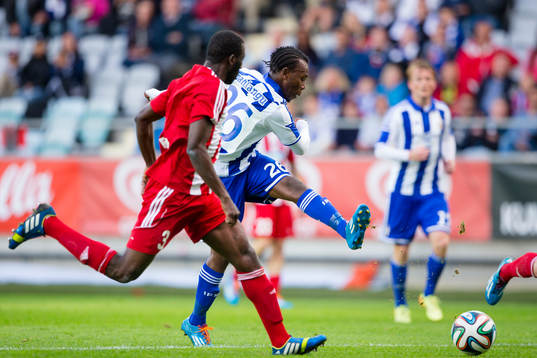 IFK Göteborgs May Mahlangu prövar ett skott