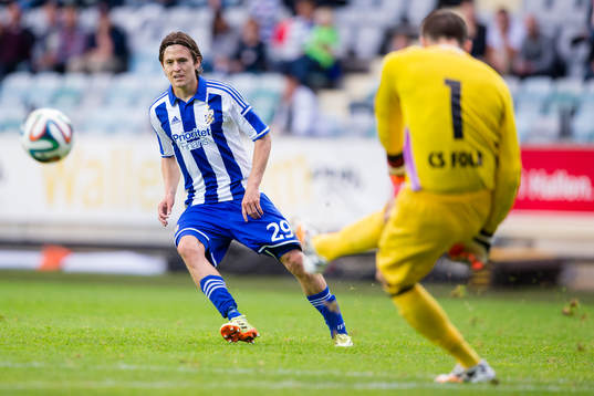 CS Fola Eschs målvakt Thomas Hymunder hinner före IFK