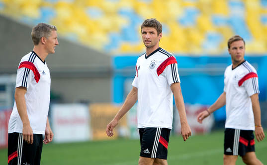 Tysklands Thomas Müller och Bastian Schweinsteiger