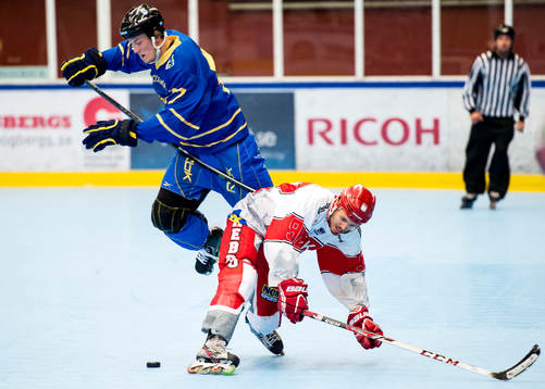 Örebros Mattias Nilsson tacklar Stockholms Jesper Kokkonen