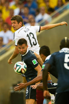 Tysklands Thomas Müller och Frankrikes Yohan Cabaye