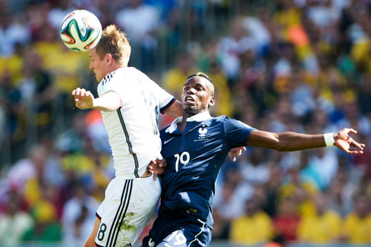 Tysklands Toni Kroos och Frankrikes Paul Pogba