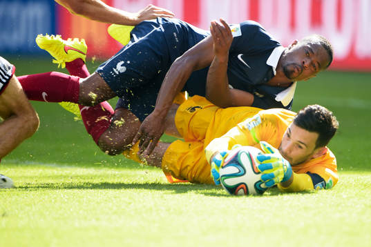 Frankrikes Patrice Evra och målvakt Hugo Lloris