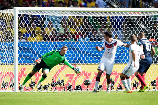 Tysklands målvakt Manuel Neuer räddar