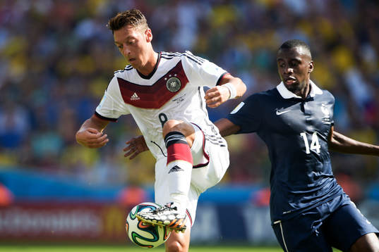 Tysklands Mesut Özil och Frankrikes Blaise Matuidi