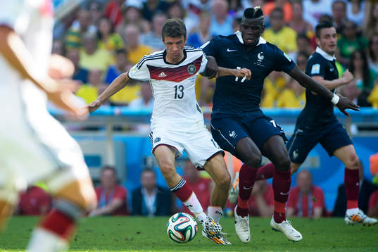 Tysklands Thomas Müller och Frankrikes Paul Pogba