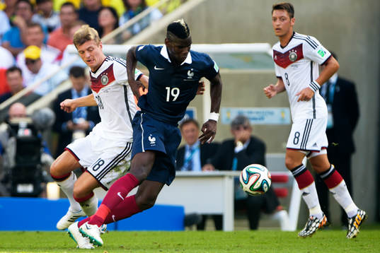 Tysklands Toni Kroos och Frankrikes Paul Pogba