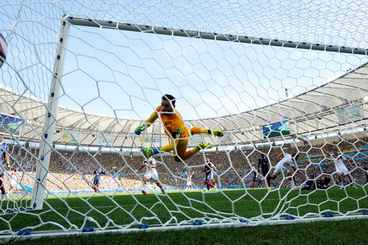 Tysklands Mats Hummels gör 1-0 bakom Frankrikes målvakt