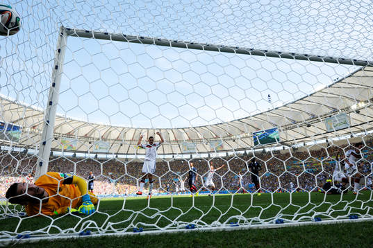 Tysklands Mats Hummels gör 1-0 bakom Frankrikes målvakt