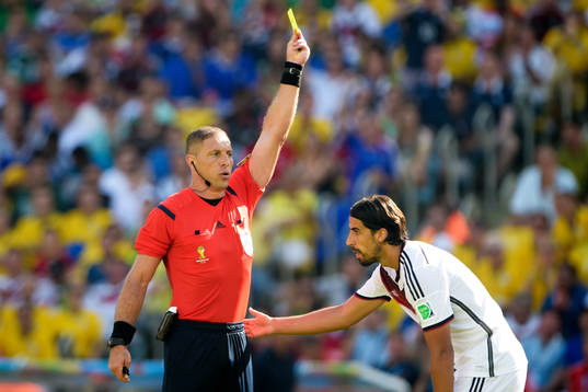 Tysklands Sami Khedira får gult kort