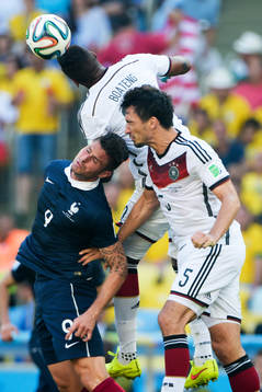 Frankrikes Olivier Giroud och Tysklands Jerome Boateng och