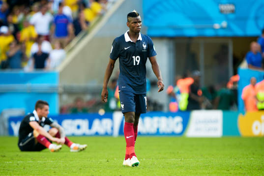 Frankrikes Paul Pogba deppar
