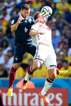 Frankrikes Yohan Cabaye och Tysklands Miroslav Klose