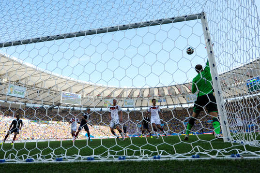 Tysklands målvakt Manuel Neuer räddar i slutsekunderna