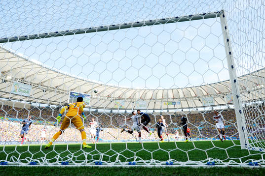 Tysklands Mats Hummels gör 1-0 bakom Frankrikes målvakt