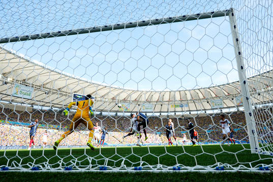 Tysklands Mats Hummels gör 1-0 bakom Frankrikes målvakt