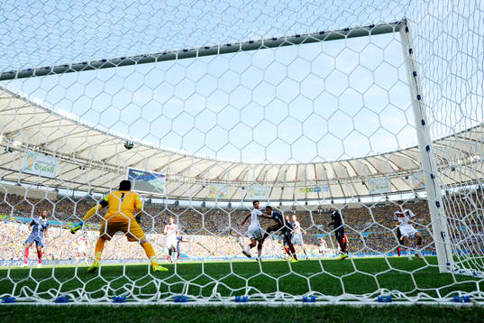 Tysklands Mats Hummels gör 1-0 bakom Frankrikes målvakt