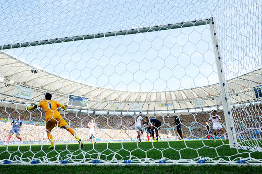 Tysklands Mats Hummels gör 1-0 bakom Frankrikes målvakt