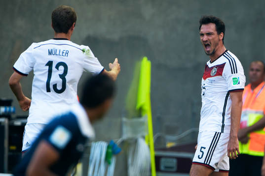 Tysklands Thomas Müller och Mats Hummels jublar