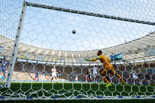 Tysklands Mats Hummels gör 1-0 bakom Frankrikes målvakt