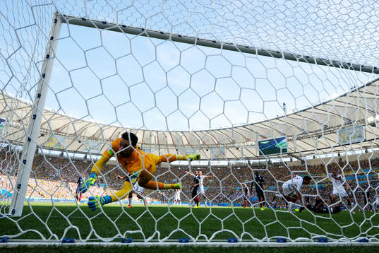 Tysklands Mats Hummels gör 1-0 bakom Frankrikes målvakt