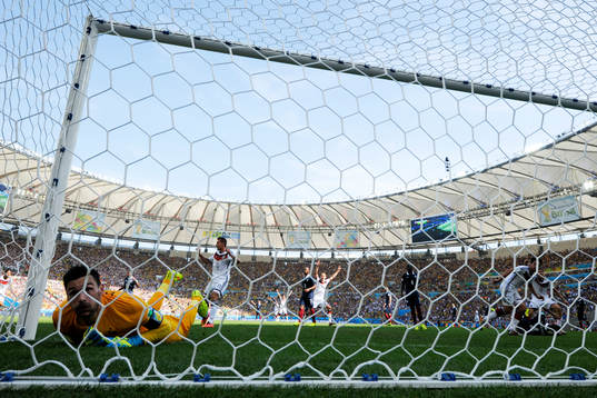 Tysklands Mats Hummels gör 1-0 bakom Frankrikes målvakt