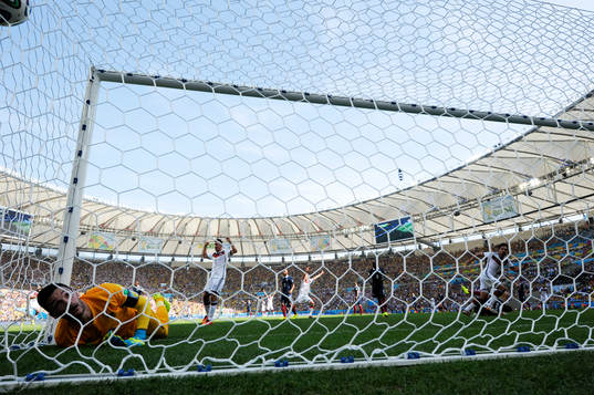 Tysklands Mats Hummels gör 1-0 bakom Frankrikes målvakt