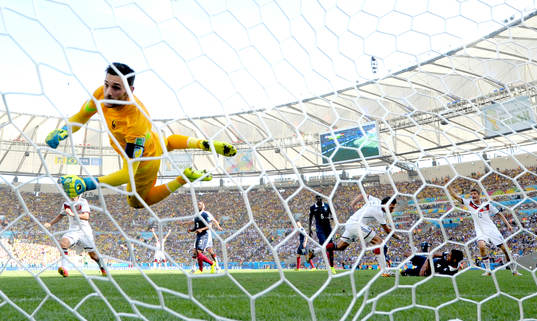 Frankrikes målvakt Hugo Lloris släpper in 1-0 målet