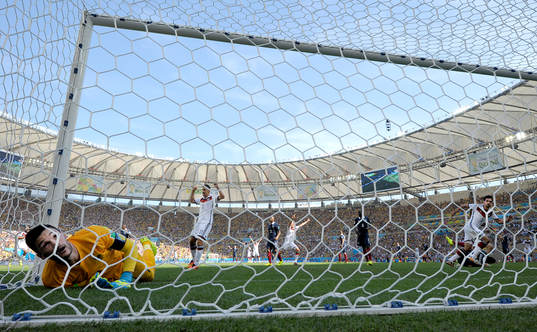 Tysklands Mats Hummels gör 1-0