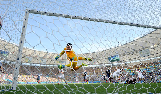Frankrikes målvakt Hugo Lloris släpper in 1-0 målet av