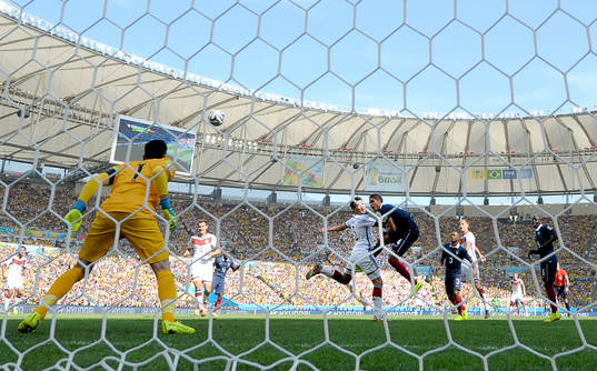 Tysklands Mats Hummels gör 1-0 målet